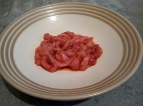 加生抽半勺，料酒半勺，十三香少许拌均匀，最后加一点芝麻油锁住水分，炒好的肉丝不老