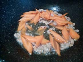 加胡萝卜翻炒一下，