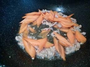 加胡萝卜翻炒一下，
