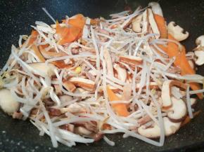 再放入豆干 香菇 豆芽翻炒，