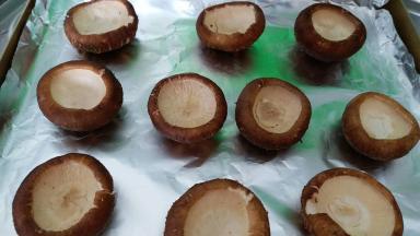 烤盘内铺锡纸，处理好的香菇挨个摆入烤盘，烤箱200度预热