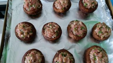 用勺子把肉馅儿放到香菇内