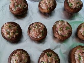 用勺子把肉馅儿放到香菇内