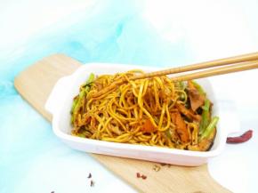 炒好的面条根根分明，喜欢辣椒粉的，吃的时候可以撒一点(这个辣椒粉是专门拌面，沾料的)