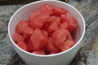 1.西瓜去籽后，切成小块。
2.