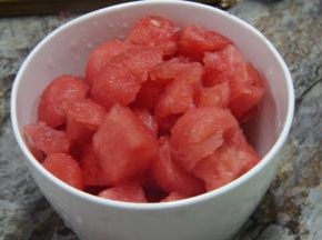 1.西瓜去籽后，切成小块。
2.