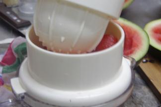 用研磨器将西瓜块压碎。