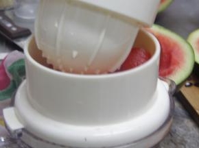 用研磨器将西瓜块压碎。