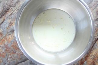 食用油倒入牛奶中，用打蛋器搅打乳化，乳化后会变得黏稠。