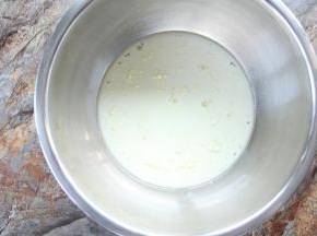 食用油倒入牛奶中，用打蛋器搅打乳化，乳化后会变得黏稠。