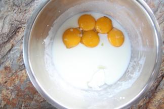 加入10g糖和5个蛋黄，用打蛋器搅打匀