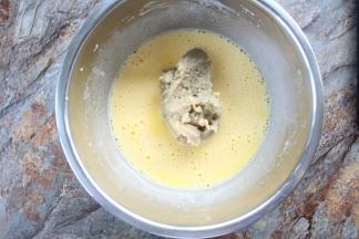 然后加入绿豆沙搅打均匀。