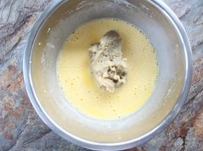 然后加入绿豆沙搅打均匀。