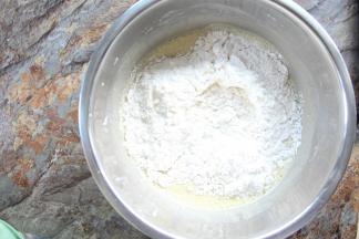 筛入低筋面粉， 用刮刀翻拌均匀，也可以切半。这时候开始预热烤箱至140度。