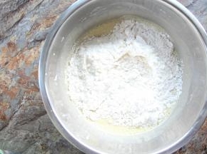 筛入低筋面粉， 用刮刀翻拌均匀，也可以切半。这时候开始预热烤箱至140度。