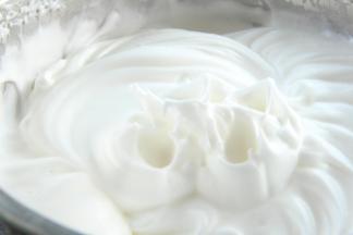 将50g白砂糖分4次加入蛋白中，打发至硬性发泡，使拉起来的时候呈小山角