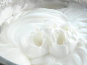 将50g白砂糖分4次加入蛋白中，打发至硬性发泡，使拉起来的时候呈小山角