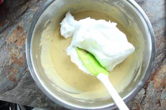 将三分之一的蛋白放入蛋黄糊中，从底部捞起翻拌匀，搅拌好的面糊全部倒入蛋白中，快速翻拌和切拌。