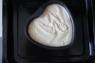 将面糊倒入6寸模具中，将模具用力震几下，震出面糊中的气泡。（两个六寸的量）