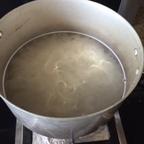 大火烧开，放入面条，搅拌下；再加入少许凉水；