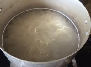 大火烧开，放入面条，搅拌下；再加入少许凉水；