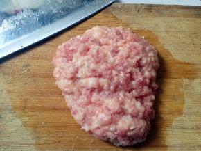 猪肉剁成泥