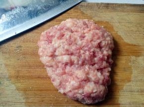 猪肉剁成泥