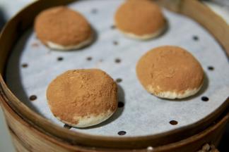 全部做好后放在蒸笼内。再取一些面团搓成长条做成香菇蒂，这一步没有拍图，随意发挥即可