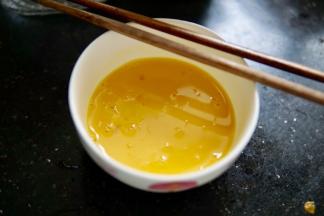 冷锅热油，先炒鸡蛋