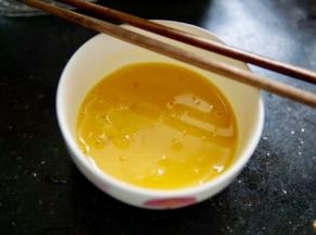 冷锅热油，先炒鸡蛋