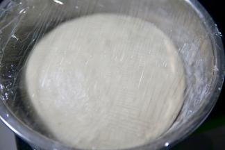 发酵到两倍大即可。（手指沾面粉戳洞，洞不回缩不塌陷即可）