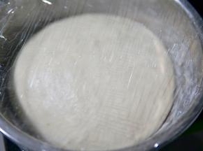 发酵到两倍大即可。（手指沾面粉戳洞，洞不回缩不塌陷即可）