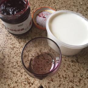 准备好食材：酸奶、果酱；