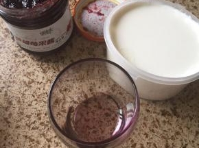 准备好食材：酸奶、果酱；