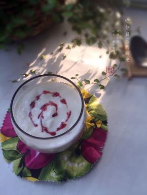 一杯好看的酸奶，没有负担又好喝，关键还很美；