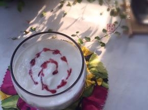 一杯好看的酸奶，没有负担又好喝，关键还很美；