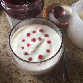 依次放满杯子；上面点是蓝莓酱；