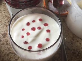 依次放满杯子；上面点是蓝莓酱；