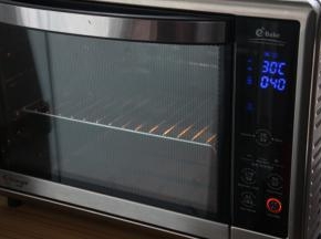 放进预热好的烤箱。140度，55分钟