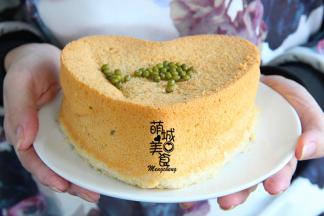 蛋糕出炉后稍微轻震两下，防止回缩，然后立即倒扣晾凉，完全晾凉后，用手直接脱模