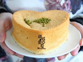 蛋糕出炉后稍微轻震两下，防止回缩，然后立即倒扣晾凉，完全晾凉后，用手直接脱模