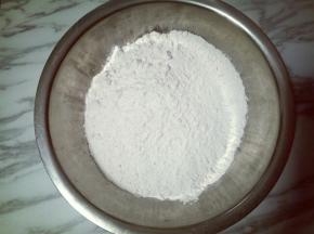 准备个大容器，将面粉放入器具中。