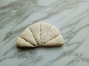 用干净的梳子压出印痕。如图