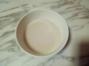 酵母粉加入适量温水，让其自然融化。