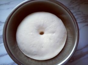 发酵好的面团是原来的两倍大，用手指摁一下，不回缩即为发酵完毕。