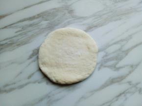 取一块小面团，用擀面杖擀成片(不要擀太薄)