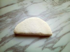 之后将刷过玉米油的面皮对折。