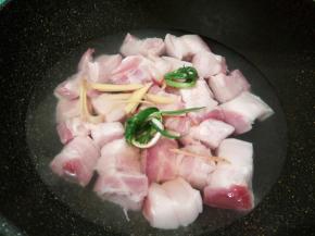 凉水下锅，放五花肉焯水，加一点生姜，葱结，料酒，大火烧开