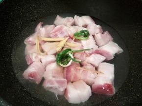 凉水下锅，放五花肉焯水，加一点生姜，葱结，料酒，大火烧开