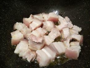 锅里加适量油（不用加很多，等会五花肉也会煎出油汁的）放五花肉翻炒，